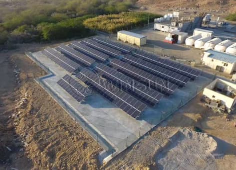 Sistema de montaje en suelo con base de hormigón de 111 kW en Omán